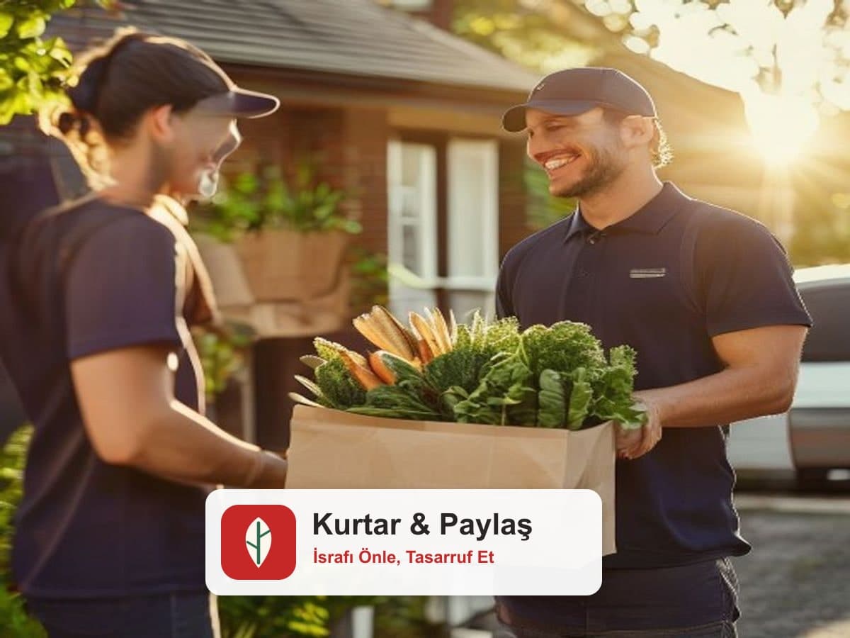 Kurye kapında Kurtar & Paylaş paketini teslim ediyor
